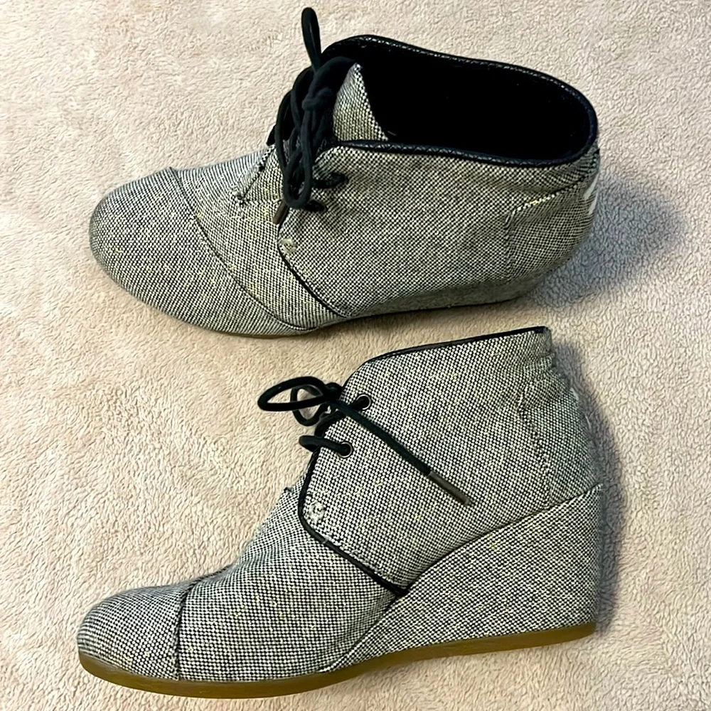 TOMS Desert Wedge Shoes – Women’s Size 8.5 – Black & Gold Metallic Linen